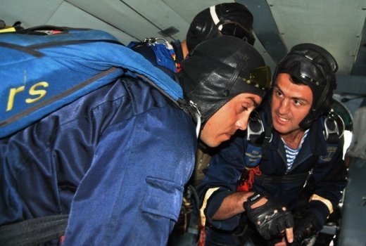 Військові льотчики відпрацьовують евакуацію поранених